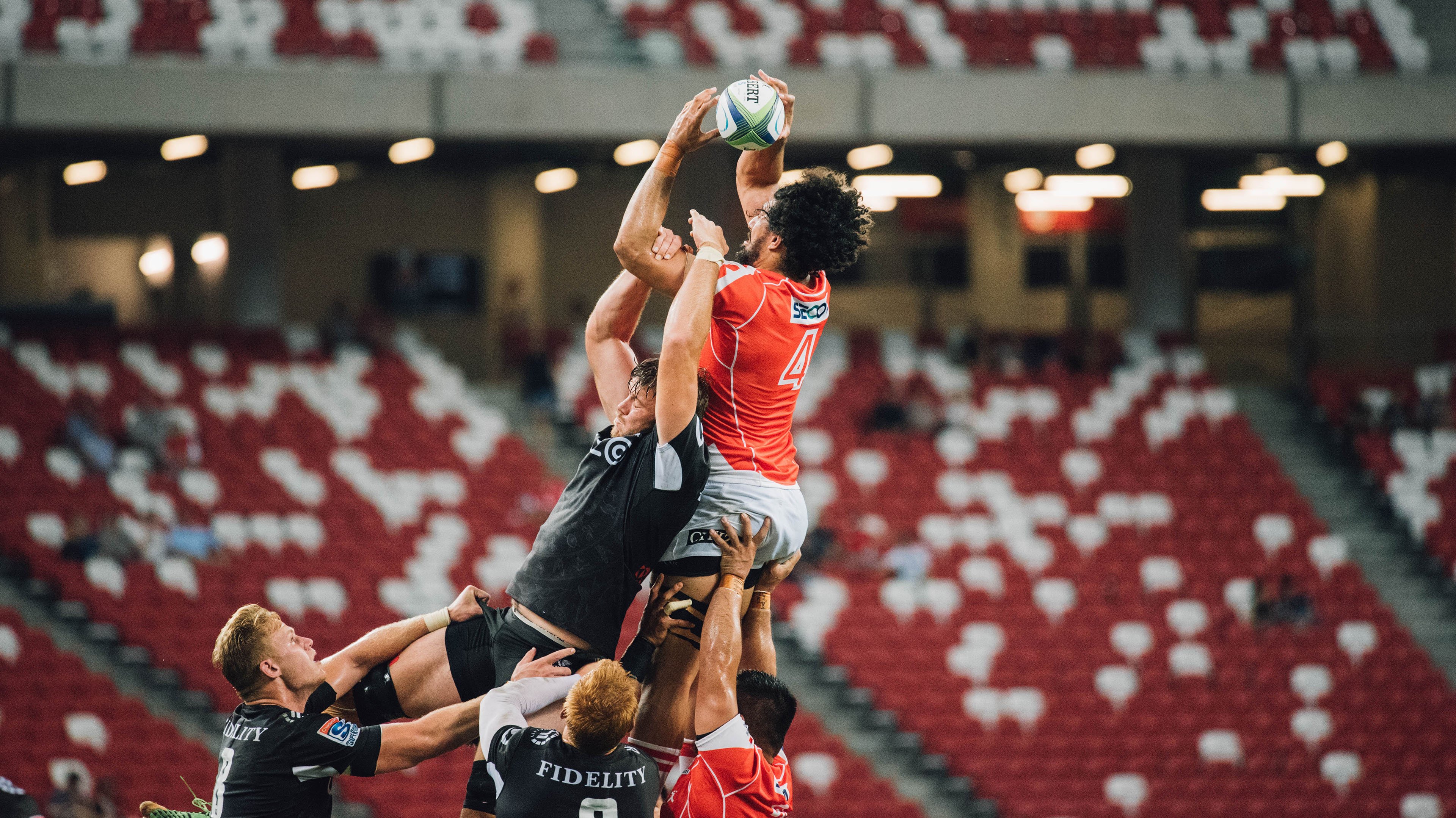 2015年季后赛:库里在对阵灰熊的比赛中,投中8个三分球收官,帮助勇士摘得冠军!